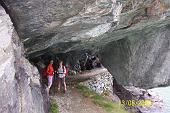 14 Grande roccia a sbalzo, sul sentiero verso la Val Poschiavo  